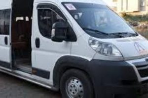 Yaşlı kadını otob&uuml;sten attı