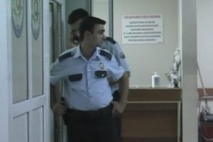 Polis, evinde tabancasını başına ateşleyip intihar etti