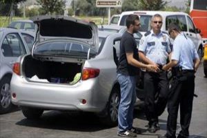 Plakasız ara&ccedil; polisi alarma ge&ccedil;irdi