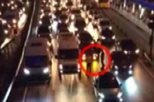 Evlilik teklifi i&ccedil;in D-100 karayolunu kapattılar