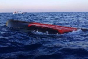 Dat&ccedil;a'da ka&ccedil;akları taşıyan tekne battı