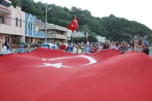 Bursa'da tatilciler şehitler i&ccedil;in y&uuml;r&uuml;d&uuml;