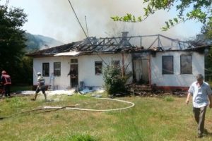 Fazla ısınan kablo evi k&uuml;l etti