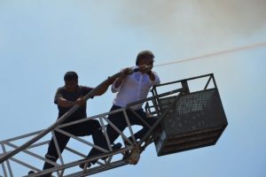 Belediye başkanı yangına m&uuml;dahale etti