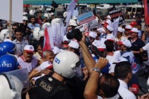 &Ccedil;alışma Bakanlığı'na y&uuml;r&uuml;mek isteyen grup ile polis arasında arbede yaşandı
