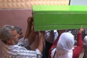Ter&ouml;ristin cenazesini HDP'li y&ouml;neticiler aldı