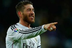 Sergio Ramos imzayı atıyor