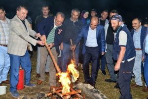 Kamp ateşini Başkan Edebali yaktı
