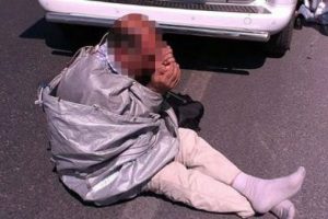 Aracın bagajında, elleri kelep&ccedil;eli vaziyette &ccedil;uvala konmuş bulundu