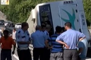 İstanbul'da midib&uuml;s devrildi: 1 &ouml;l&uuml; 13 yaralı