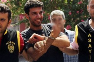 Yakalanan h&uuml;k&uuml;ml&uuml; cezaevine g&uuml;lerek gitti