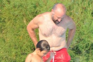 Halit Ergen&ccedil; ve oğlu sudan &ccedil;ıkmıyor