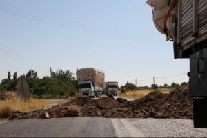 Diyarbakır-Bing&ouml;l karayolunu trafiğe kapattı