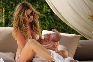 Model Abbey Clancy doğumdan 10 hafta sonra yine formda