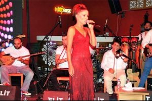 Yıldız Tilbe sahnede şarkısını unuttu