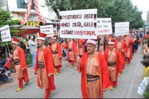 Mehter takımı uyuşturucuya karşı y&uuml;r&uuml;d&uuml;