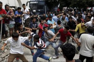 Komşuda kampa g&ouml;t&uuml;r&uuml;len ka&ccedil;aklar arasında gemide kavga &ccedil;ıktı