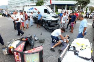L&uuml;ks otomobille motosiklet &ccedil;arpıştı: 1 yaralı