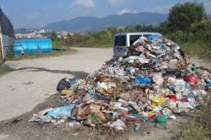 Belediye sokaktan topladığı &ccedil;&ouml;pleri yine sokağa d&ouml;kt&uuml;