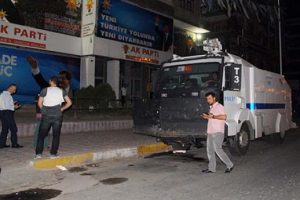 Ak Parti İl Başkanlığı'na bombalı saldırı: 1 polis yaralı