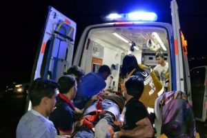 Devrilen TIR'dan d&ouml;k&uuml;len briketlere &ccedil;ekici &ccedil;arptı: 2 yaralı