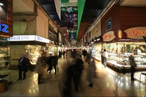 Bursa'da siyasi belirsizlik ve ter&ouml;r&uuml;n vurduğu esnafı d&uuml;ğ&uuml;n ve gurbet&ccedil;iler kurtardı