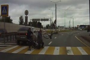 K&uuml;&ccedil;&uuml;k &ccedil;ocuğu metrelerce uzağa fırlattı