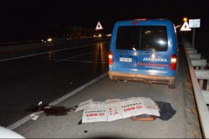 Bursa'da korkun&ccedil; son! Karşıdan karşıya ge&ccedil;mek isteyen gence otomobil &ccedil;arptı!