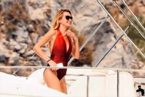 Arkadaşlarına Bodrum'u gezdirdi...