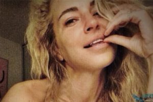 Burcu Esmersoy'un &uuml;sts&uuml;z fotoğrafı internete d&uuml;şt&uuml;...