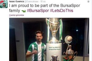 Isaac Cuenca, Bursaspor'un kupalarıyla poz verdi