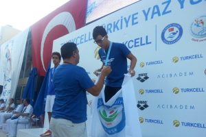 Bursa Nil&uuml;fer Belediyesporlu y&uuml;z&uuml;c&uuml;ler madalyayla d&ouml;nd&uuml;