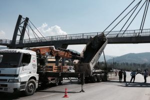 Bursa'da TIR k&ouml;pr&uuml;ye takıldı!