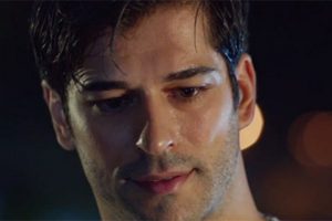 Fahriye Evcen Burak &Ouml;z&ccedil;ivit'e takma bıyık aldı...