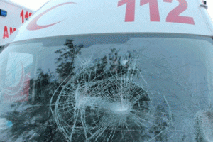 Hasta &ccedil;ocuğu almaya giden ambulansa saldırı