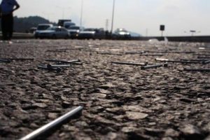 TIR dorsesinden d&uuml;şen paketten yola sa&ccedil;ılan &ccedil;iviler trafiği fel&ccedil; etti