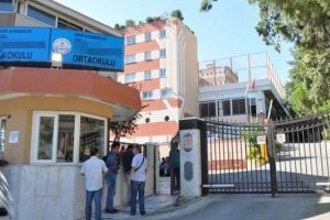İzmir'de 29 okula polis baskını