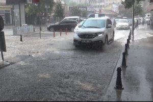İstanbul'da ani yağmur hazırlıksız yakaladı