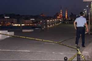 Galata K&ouml;pr&uuml;s&uuml;'nde ş&uuml;pheli paket paniği