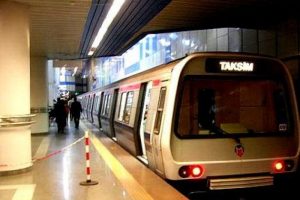 Taksim Metro ş&uuml;pheli paket! Yolcular istasyondan &ccedil;ıkarıldı...