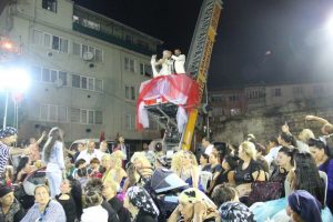 Bursa'da kınaya yelkenle, d&uuml;ğ&uuml;ne vin&ccedil;le geldi!
