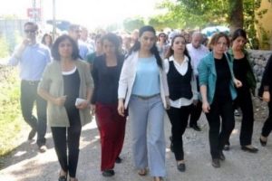 Y&uuml;ksekdağ ter&ouml;rist ailelerini ziyaret etti