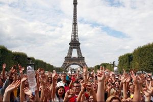 Paris'te 'D&uuml;nya Tatile Gidemeyenler G&uuml;n&uuml;'