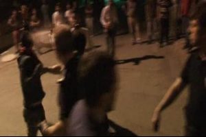 Polise sarılmaya kalkışınca biber gazını yedi