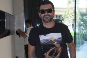 G&ouml;khan Tepe tek başına alışverişte...