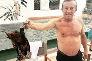 Ali Ağaoğlu sevgilisinin &uuml;zerine &ouml;lm&uuml;ş tavuk attı...