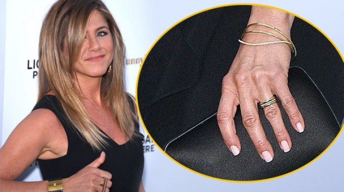 G&ouml;zler Jennifer Aniston'ın pırlanta y&uuml;z&uuml;ğ&uuml;ndeydi...