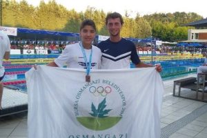 Bursa Osmangazili y&uuml;z&uuml;c&uuml;ler madalyaları topladı