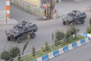 Polise uzun namlulu silahlarla saldırdılar