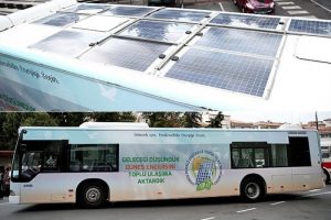 G&uuml;neş enerjisi kullanan otob&uuml;s tanıtıldı